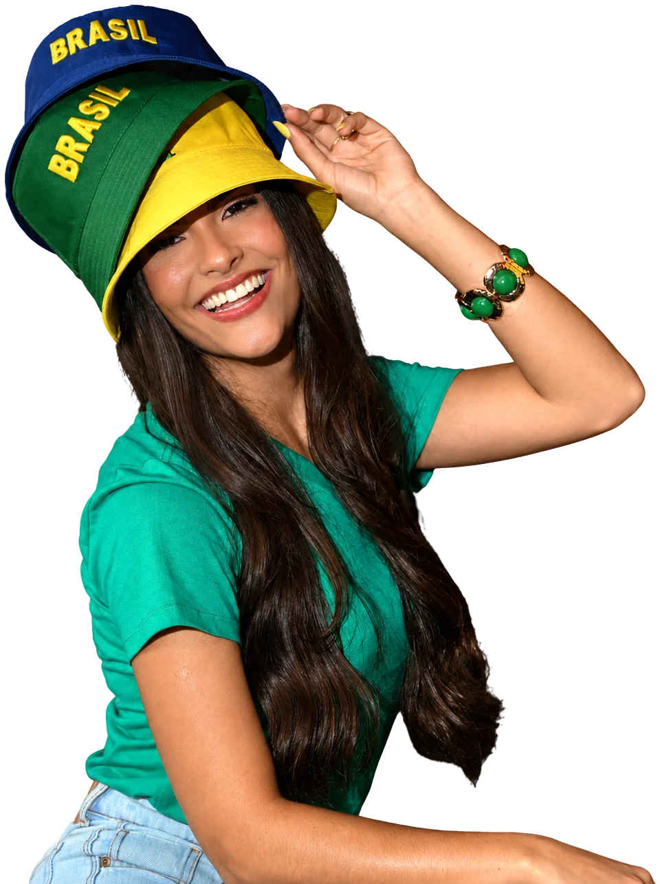 Modelo usando bonés bucket personalizados nas cores do Brasil, produzidos pela fábrica JJ Bonés
