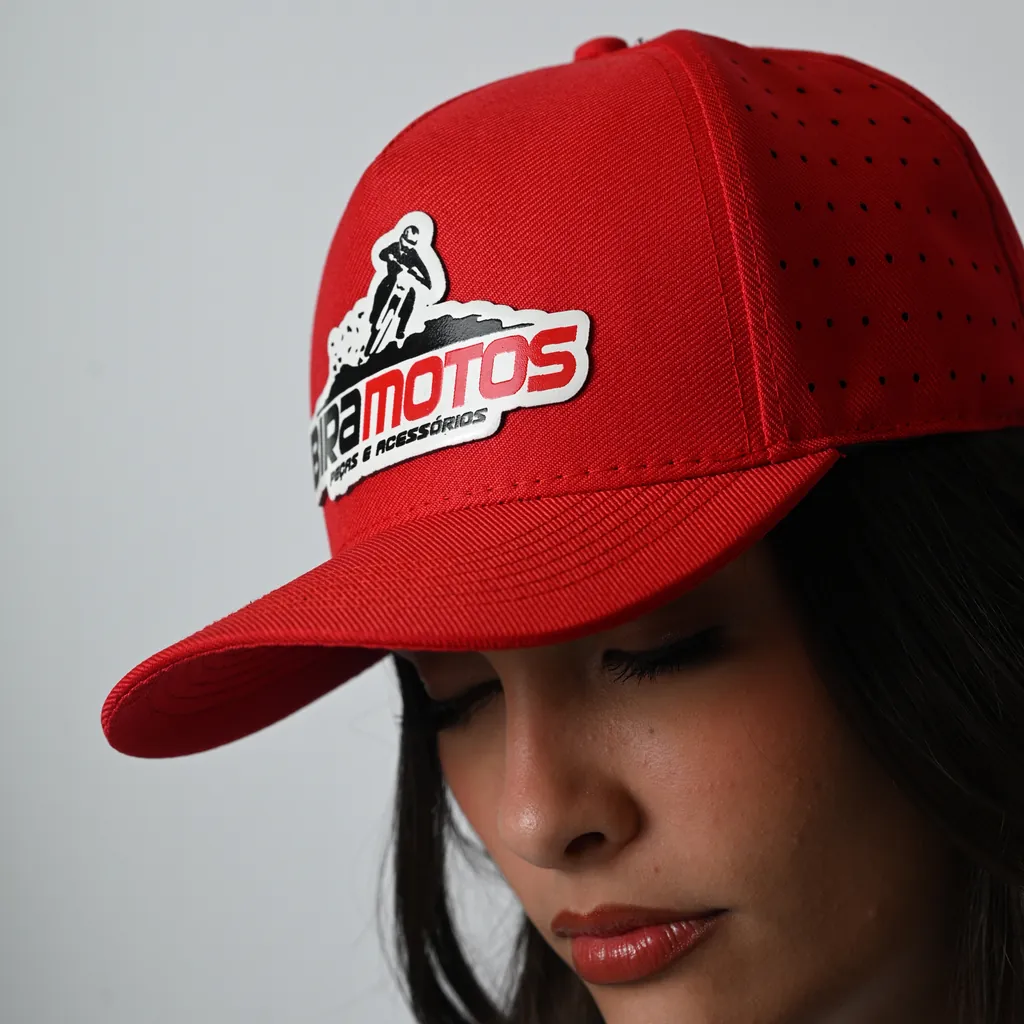 Boné vermelho personalizado com patch emborrachado e laterais perfuradas