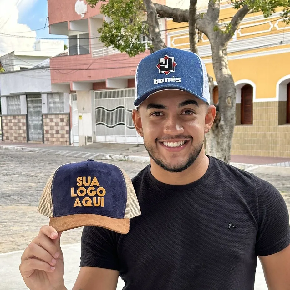 Boné trucker de jeans personalizado ao lado de modelo em camurça