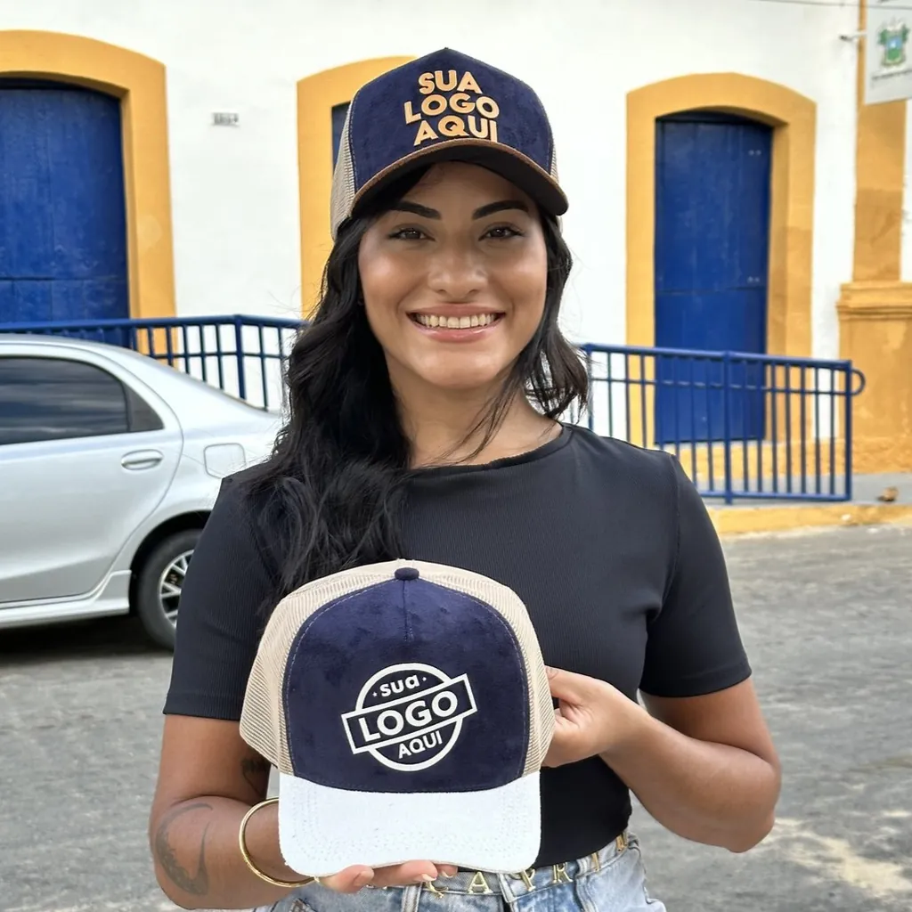 Bonés personalizados azul marinho com logo bordada em alto relevo