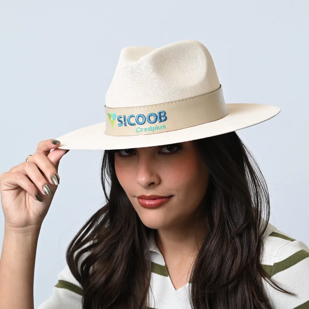 Chapéu panamá personalizado com fita bordada com o logo da empresa