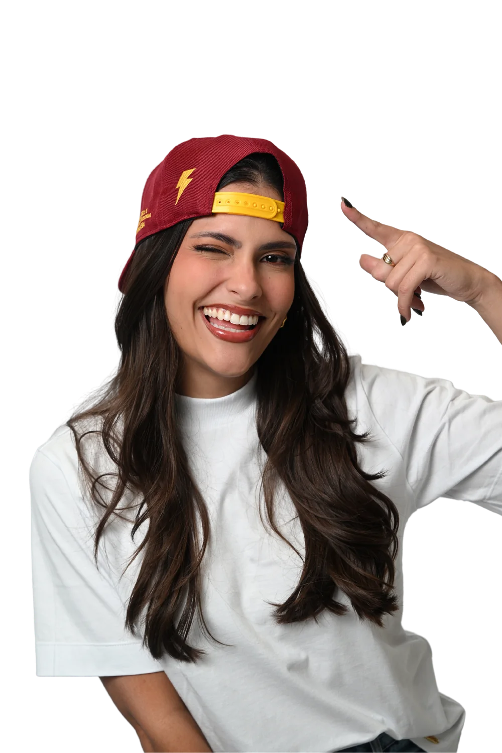 Modelo usando boné personalizado de aba curva vermelho com bordado