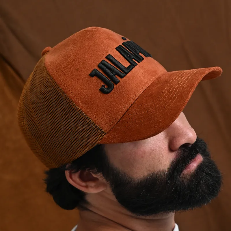 Boné trucker de camurça terracota personalizado com nome bordado